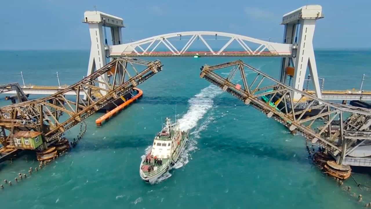New Pamban Bridge: জাহাজ পথেই চলবে ট্রেন! সমুদ্রের উপরেই নতুন ব্রিজ তৈরি কেন্দ্রের New Pamban Bridge: জাহাজ পথেই চলবে ট্রেন! সমুদ্রের উপরেই নতুন ব্রিজ তৈরি কেন্দ্রের