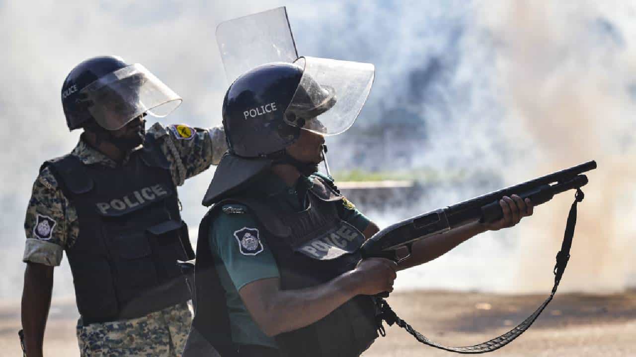 Bangladesh: বাংলাদেশে পুলিশের এবার নয়া অভিযান! হাতে লাঠিসোঁটা, বন্দুক নিয়ে শুরু 'চিরুনি তল্লাশি' Bangladesh: বাংলাদেশে পুলিশের এবার নয়া অভিযান! হাতে লাঠিসোঁটা, বন্দুক নিয়ে শুরু 'চিরুনি তল্লাশি'