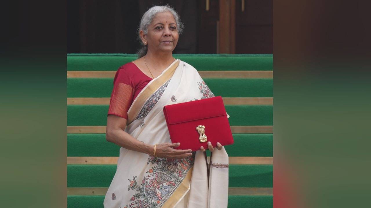 Nirmala Sitharaman Saree: বাজেটে অটুট অর্থমন্ত্রীর ফ্যাশন স্টেটমেন্ট, এবার কোন রাজ্যের শাড়িতে দেখা গেল তাঁকে?