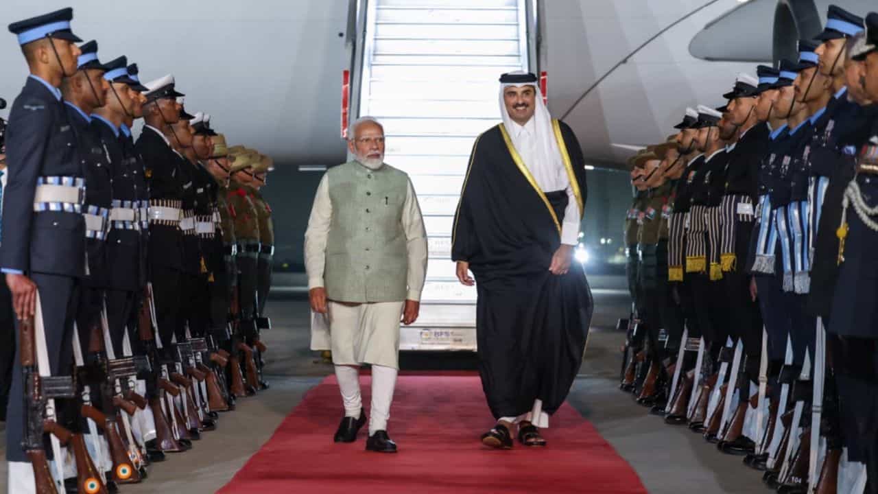 PM Modi: আতিথেয়তার বিরল নির্দশন, কাতারের আমিরকে অভ্যর্থনা জানাতে বিমানবন্দরে মোদী PM Modi: আতিথেয়তার বিরল নির্দশন, কাতারের আমিরকে অভ্যর্থনা জানাতে বিমানবন্দরে মোদী