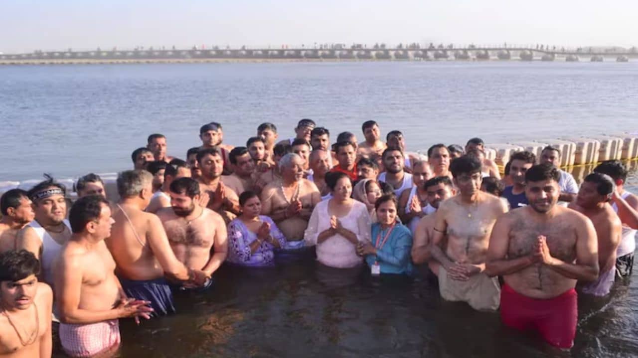 Maha Kumbh: নিজেদের আর ধরে রাখতে পারছেন না, পাকিস্তান থেকে দলে দলে পুণ্যার্থী এসে ডুব দিচ্ছে মহাকুম্ভে