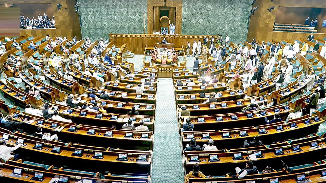 TMC in Parliament: ভূতুড়ে ভোটার নিয়ে এবার সংসদেও ঝড়, সংসদের দুই কক্ষেই মূলতবি প্রস্তাব আনতে নোটিস TMC সাংসদদের TMC in Parliament: ভূতুড়ে ভোটার নিয়ে এবার সংসদেও ঝড়, সংসদের দুই কক্ষেই মূলতবি প্রস্তাব আনতে নোটিস TMC সাংসদদের