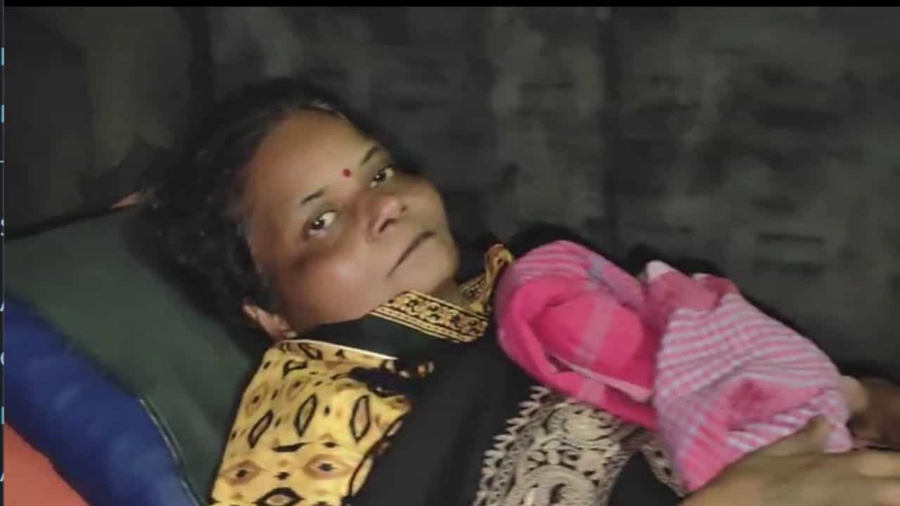 Hooghly: গলব্লাডারে স্টোন অপারেশন! হাসপাতালের ২৫ লাখি বিল মেটাতে না পারায় মিলছিল না ছুটি... মুখ্যমন্ত্রীর কাছে ফোন করল পরিবার, যা উত্তর দিলেন.. Hooghly: গলব্লাডারে স্টোন অপারেশন! হাসপাতালের ২৫ লাখি বিল মেটাতে না পারায় মিলছিল না ছুটি... মুখ্যমন্ত্রীর কাছে ফোন করল পরিবার, যা উত্তর দিলেন..