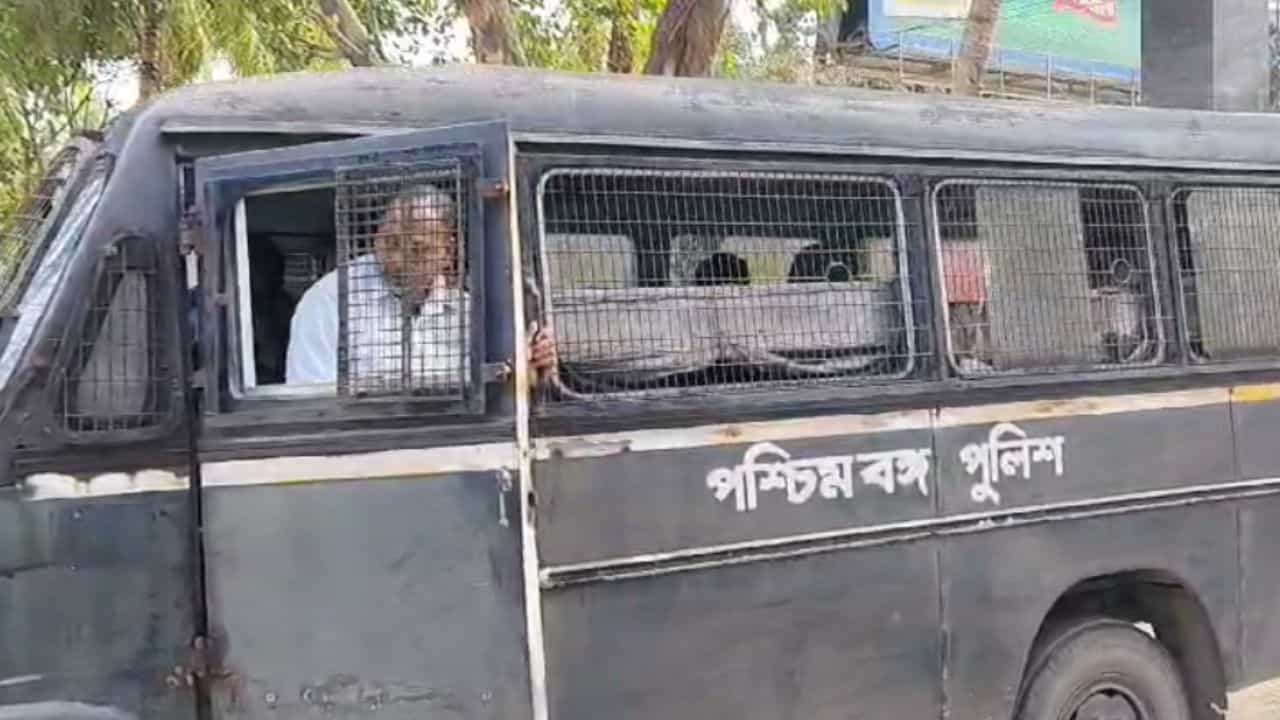 Jalpaiguri: সাইবার প্রতারণা চক্রের পর্দা ফাঁস, পুলিশের জালে ৩ অভিযুক্ত Jalpaiguri: সাইবার প্রতারণা চক্রের পর্দা ফাঁস, পুলিশের জালে ৩ অভিযুক্ত