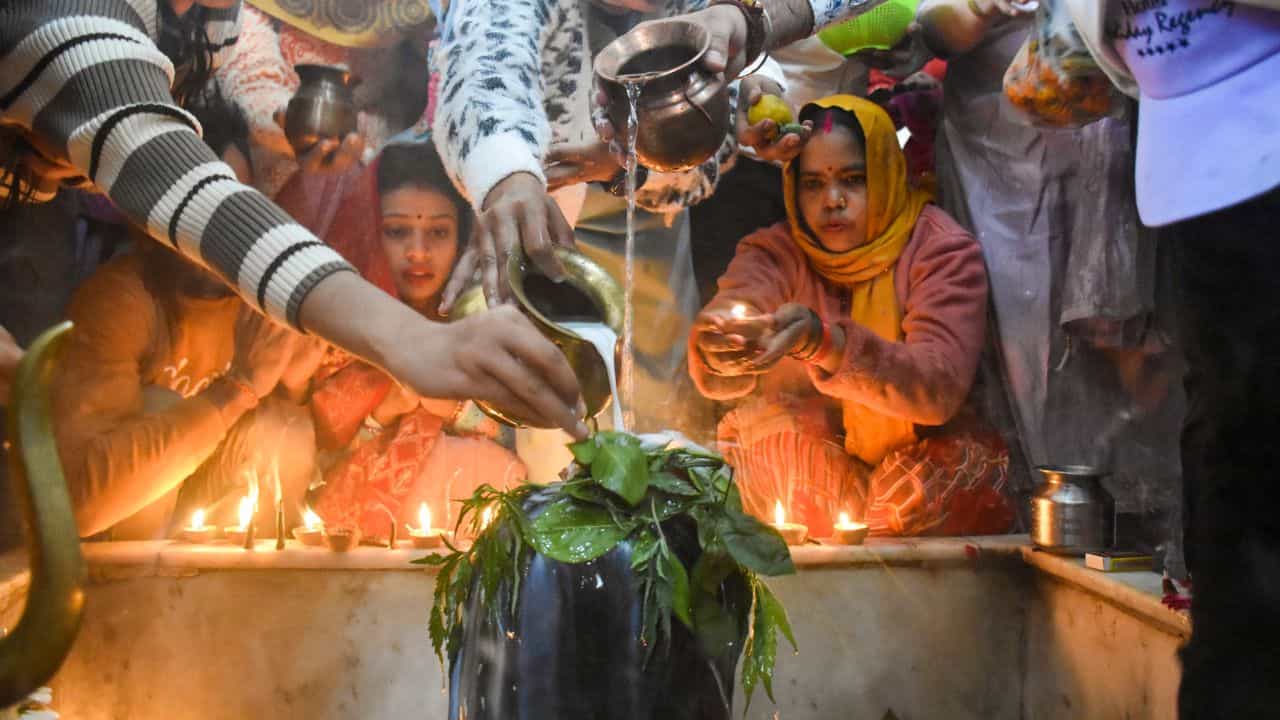 Maha Shivratri Mantra: মহাশিবরাত্রিতে শিবের মাথায় জল ঢালার সময় এই মন্ত্র উচ্চারণ না করলে পুরো ব্রতই বৃথা Maha Shivratri Mantra: মহাশিবরাত্রিতে শিবের মাথায় জল ঢালার সময় এই মন্ত্র উচ্চারণ না করলে পুরো ব্রতই বৃথা