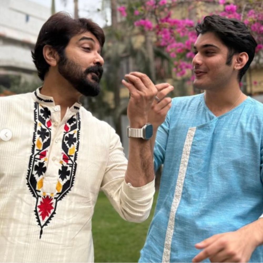 ১২ বছর পর ছেলে তৃষাণজিতের সঙ্গে সরস্বতী পুজো কাটালেন প্রসেনজিৎ চট্টোপাধ্যায়ে। বাবা-ছেলে মিলে সেজে উঠলেন বাহারি পাঞ্জাবিতে। Photo: Instagram