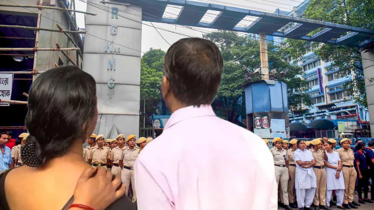 R G Kar: তিলোত্তমার জন্মদিনে ভরা কর্মসূচি! পথে নামবেন 'নিঃসঙ্গ' বাবা-মা, দেখা করবেন শুভেন্দুও R G Kar: তিলোত্তমার জন্মদিনে ভরা কর্মসূচি! পথে নামবেন 'নিঃসঙ্গ' বাবা-মা, দেখা করবেন শুভেন্দুও