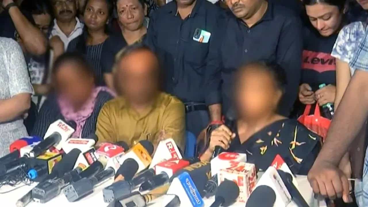 RG Kar: 'তদন্ত কতটা এগলো?' কথা বলতে চান CBI-কর্তার সঙ্গেই, আজই দিল্লি যাচ্ছেন তিলোত্তমার মা-বাবা RG Kar: 'তদন্ত কতটা এগলো?' কথা বলতে চান CBI-কর্তার সঙ্গেই, আজই দিল্লি যাচ্ছেন তিলোত্তমার মা-বাবা