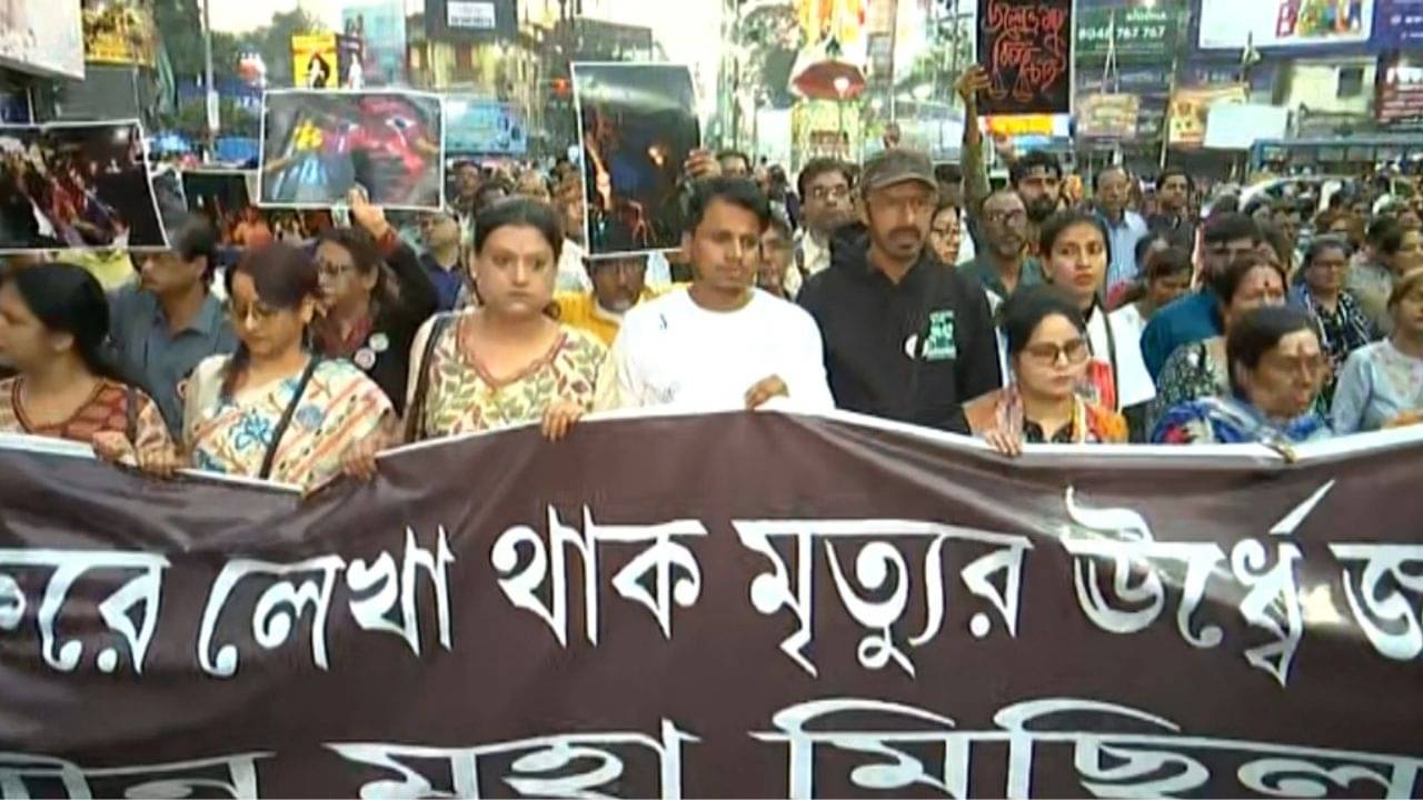 RG Kar: আসল মাথা ধরো, তিলোত্তমার জন্মদিনে কাতারে-কাতারে মানুষ নামলেন মহানগরের রাস্তায়