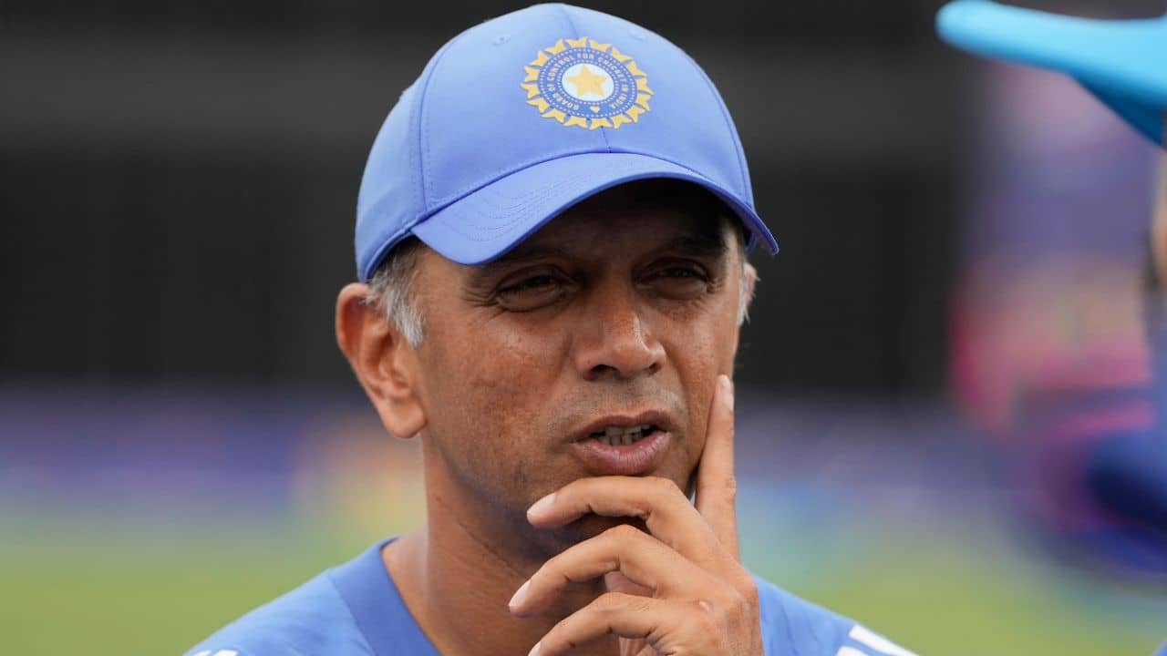 Rahul Dravid: ছেলের হাফসেঞ্চুরি, বাবা মাত্র ১০ রান! অন্বয়ের টিমের হয়ে নামলেন রাহুল দ্রাবিড়