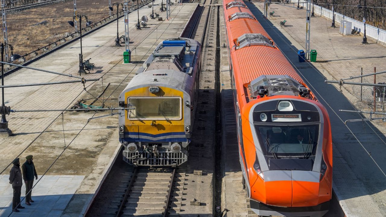 এক সময়ে স্টিম ইঞ্জিনে চলত ট্রেন। পরে আসে ডিজেল চালিত ইঞ্জিন। বর্তমানে বিদ্যুতেও চলে ট্রেন। 