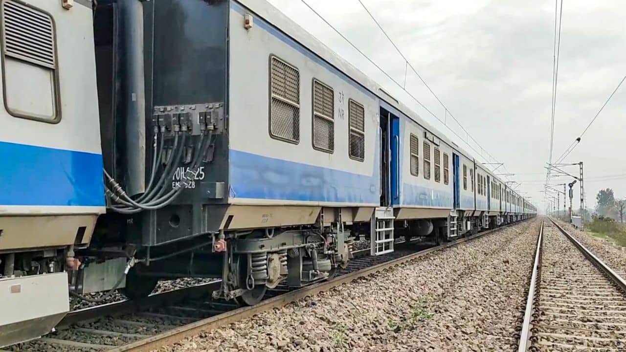 Railway: দুদিন ব্রেক নিলেও টিকিটের ভ্যালিডিটি ফুরোয় না, মাঝপথে নামলেও ক্ষতি নেই, রেলের এই নিয়মটি জানেন