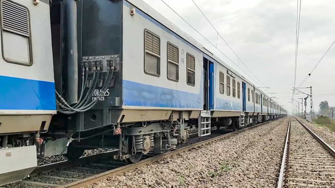 Railway: দু'দিন ব্রেক নিলেও টিকিটের 'ভ্যালিডিটি' ফুরোয় না, মাঝপথে নামলেও ক্ষতি নেই, রেলের এই নিয়মটি জানেন Railway: দু'দিন ব্রেক নিলেও টিকিটের 'ভ্যালিডিটি' ফুরোয় না, মাঝপথে নামলেও ক্ষতি নেই, রেলের এই নিয়মটি জানেন