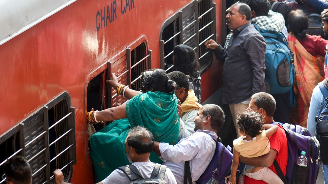  গাড়ি সাধারণত এক লিটারে  ১৫ থেকে ২০ কিলোমিটার চলে। তবে  এক লিটার ডিজেলে ট্রেন কতটা দূরত্ব অতিক্রম করবে, তা যাত্রীবাহী ট্রেন নাকি এক্সপ্রেস ট্রেনের উপরে নির্ভর করে। 