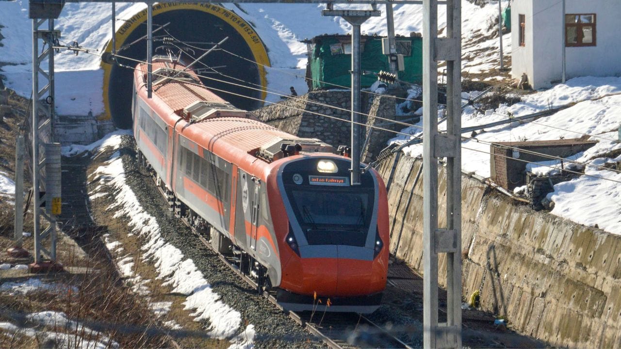 ট্রেনের মাইলেজ নির্ভর করে তার কোচ সংখ্যার উপরও। যত কম কোচ হবে, ততই মাইলেজ বেশি হবে। কম ডিজেল খরচ হবে। 