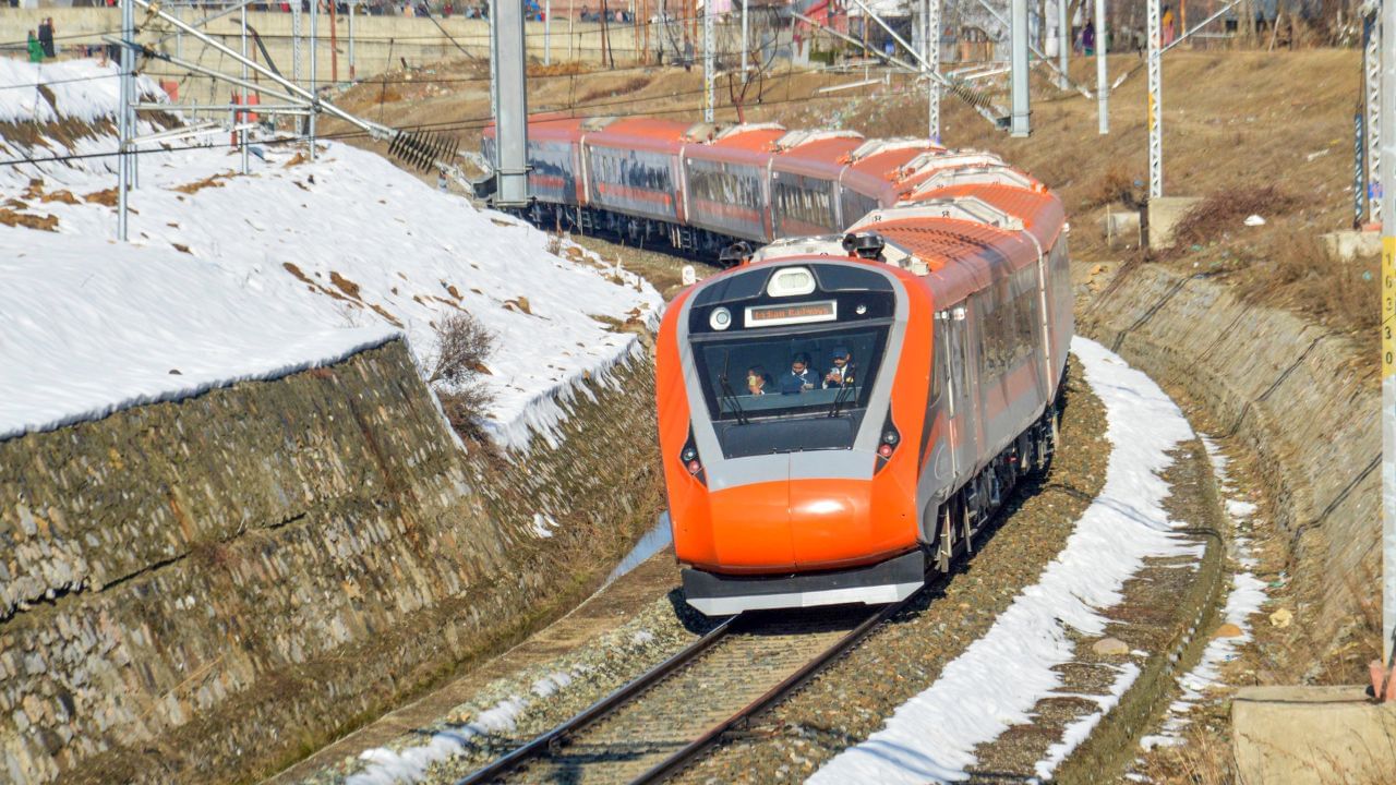 Rail Budget Allocation: দেশজুড়ে বুলেট ট্রেনে, নতুন ২০০টা বন্দে ভারত! রেলের উন্নতিতে ‘ছয় ছক্কা’ নির্মলার