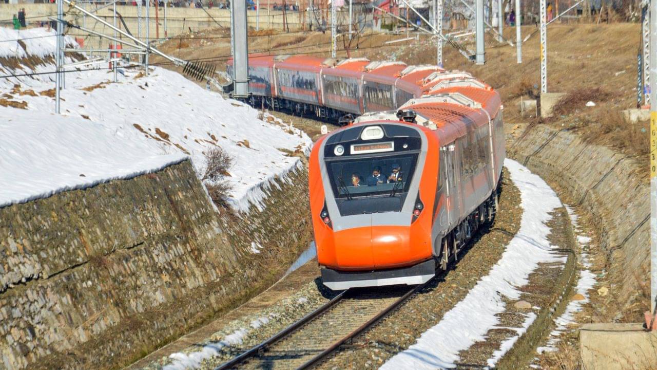 Rail Budget Allocation: দেশজুড়ে বুলেট ট্রেনে, নতুন ২০০টা বন্দে ভারত! রেলের উন্নতিতে ছয় ছক্কা নির্মলার