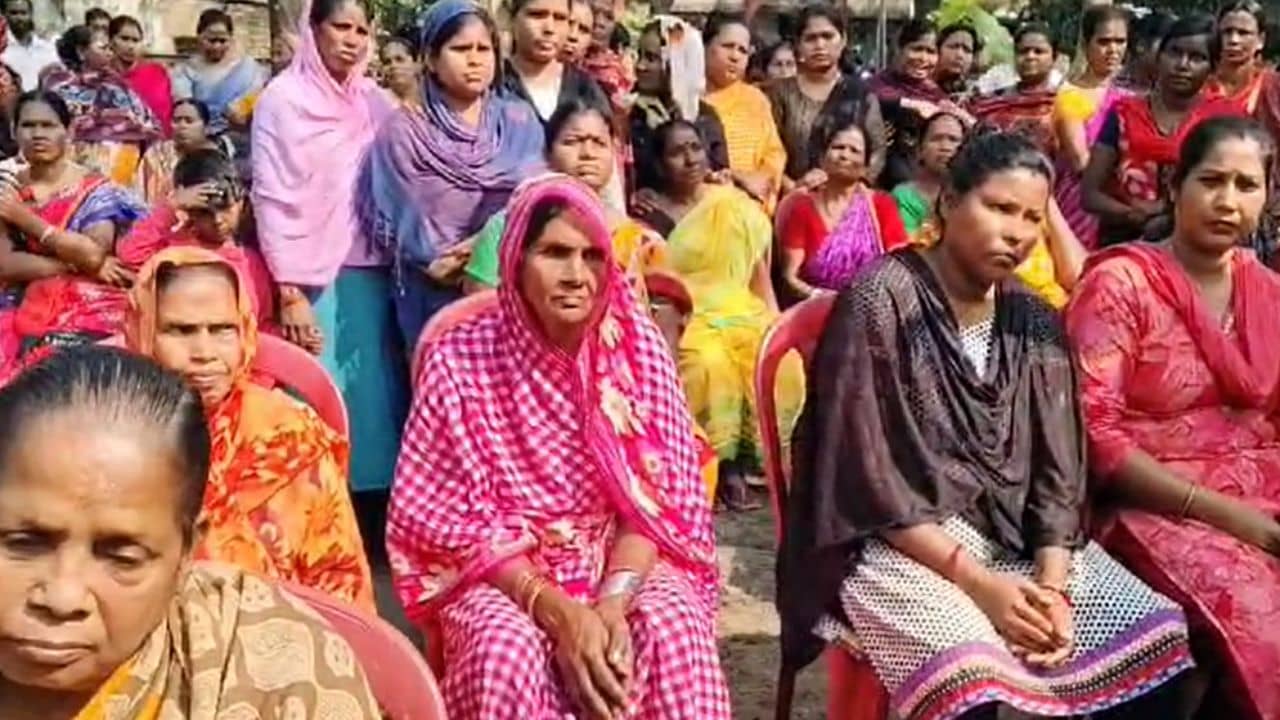 Hooghly:  ৪৮ ঘণ্টায় কোয়ার্টার খালি করুন, না হলেই..., একটা নোটিস নিয়ে প্রহর গুনছে রেল কোয়ার্টারে