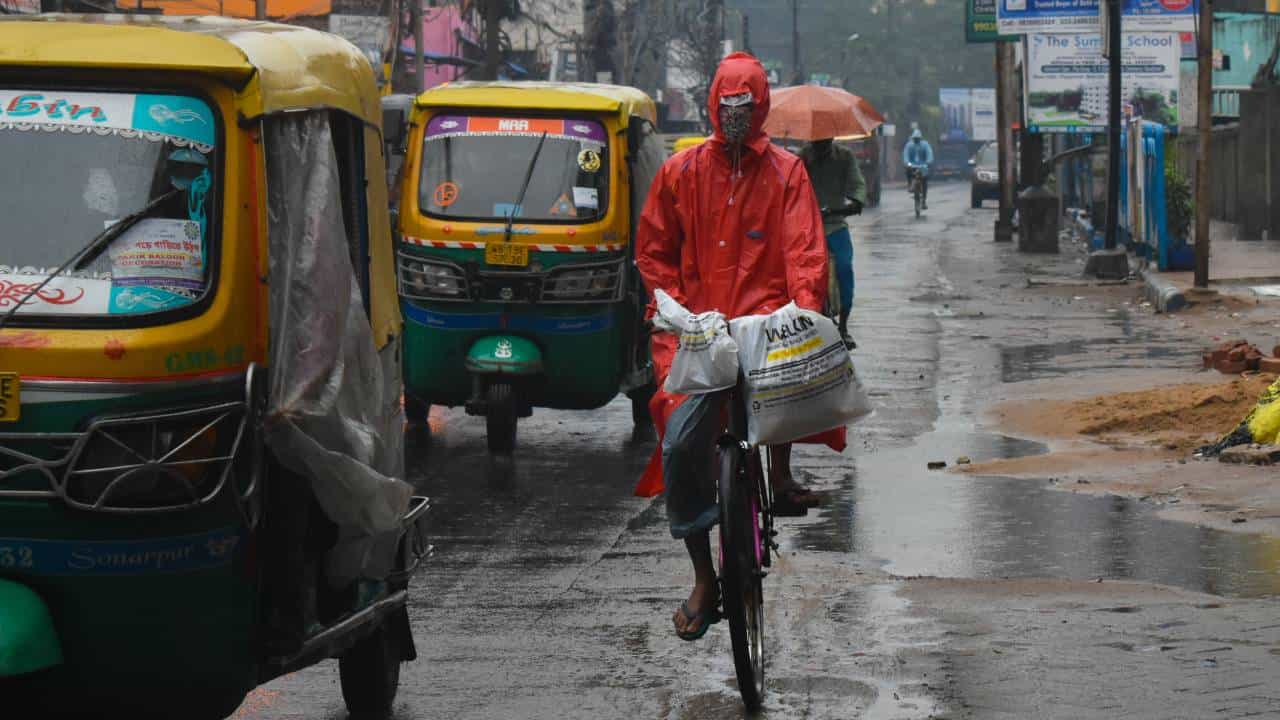 Rain in Winter: শীতের বিদায় পর্ব শুরু হতেই এবার বৃষ্টির হানা, ভোর থেকেই ভিজল কলকাতা, জেলায় জেলায় কুয়াশার দাপট Rain in Winter: শীতের বিদায় পর্ব শুরু হতেই এবার বৃষ্টির হানা, ভোর থেকেই ভিজল কলকাতা, জেলায় জেলায় কুয়াশার দাপট