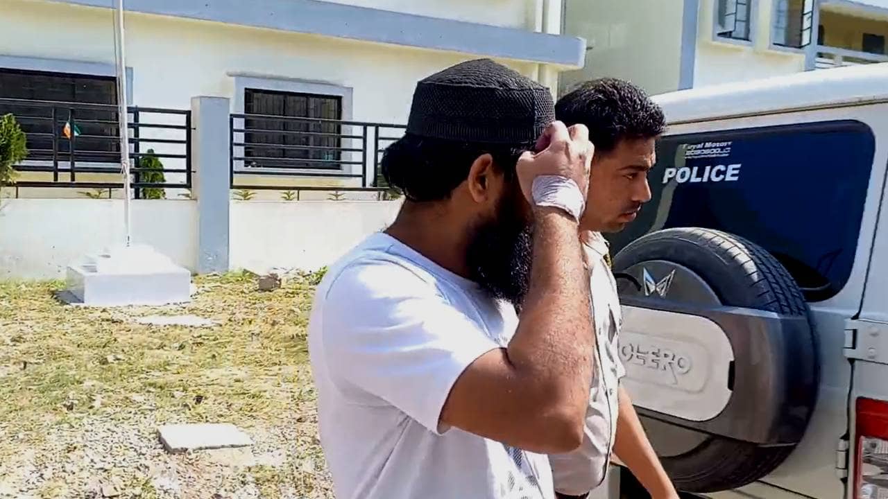 Bangladeshi in Kolkata: ঘনিষ্ঠ মুহূর্তের ছবি তোলা নিয়ে ‘ঝামেলা’, শ্রীঘরে বাংলার ‘প্রেমিক’, সঙ্গে গেল বাংলাদেশি ‘প্রেমিকাও’