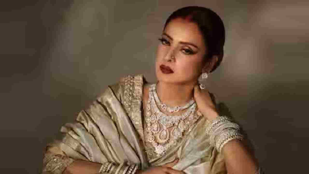 প্রেমের নামে প্রতারণা! কোন নায়কের কথা শুনে কান্নায় ভেঙে পড়েছিলেন রেখা?