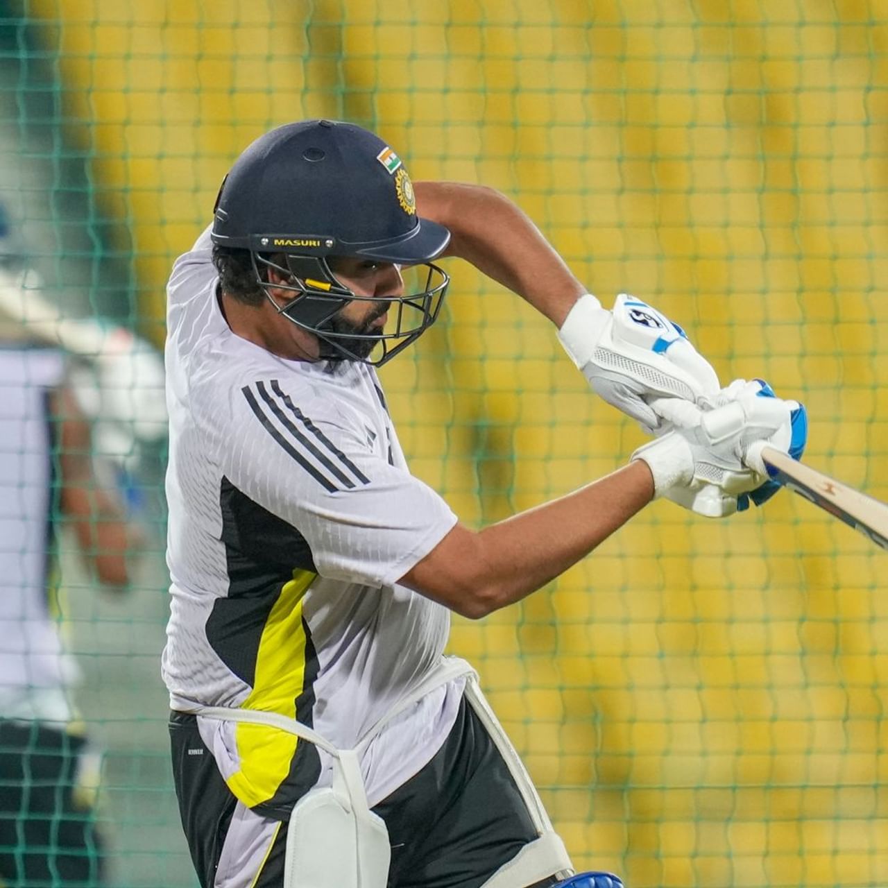 রোহিত শর্মার (Rohit Sharma) ব্যাটে কবে রান আসবে? এটাই ঘুরপাক খাচ্ছে ভারতীয় ক্রিকেট প্রেমী ও রোহিতের ভক্তদের মনে। এই পরিস্থিতিতে অফ ফর্মে থাকা রোহিতকে নিয়ে প্রবল সমালোচনা হচ্ছে। (ছবি-পিটিআই)

