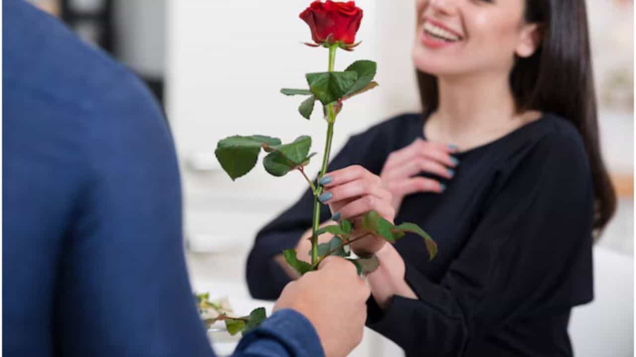 Rose Day বিভ্রাট! ফুল শুকতেই প্রেমিকার গায়ে উঠল র্যাশ, প্রেমিক মহাটেনশনে Rose Day বিভ্রাট! ফুল শুকতেই প্রেমিকার গায়ে উঠল র্যাশ, প্রেমিক মহাটেনশনে