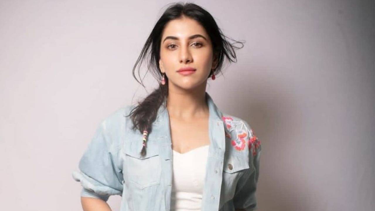 লড়াই চলছে...হাসপাতালে শুয়ে রুক্মিণীর বার্তা, কী হয়েছে অভিনেত্রীর?