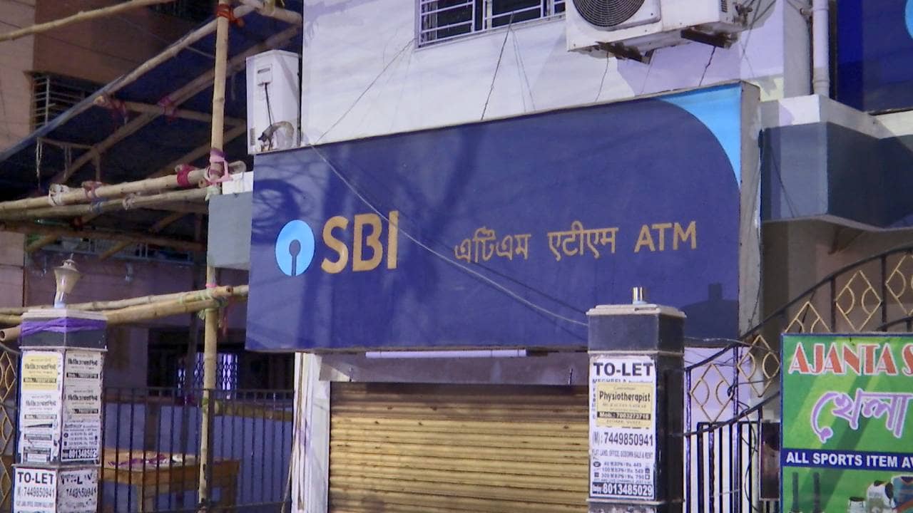 ATM থেকে টাকা তুলতে গিয়েই সব শেষ! খাস কলকাতায় মাথায় হাত গ্রাহকদের, গায়েব লক্ষ লক্ষ টাকা