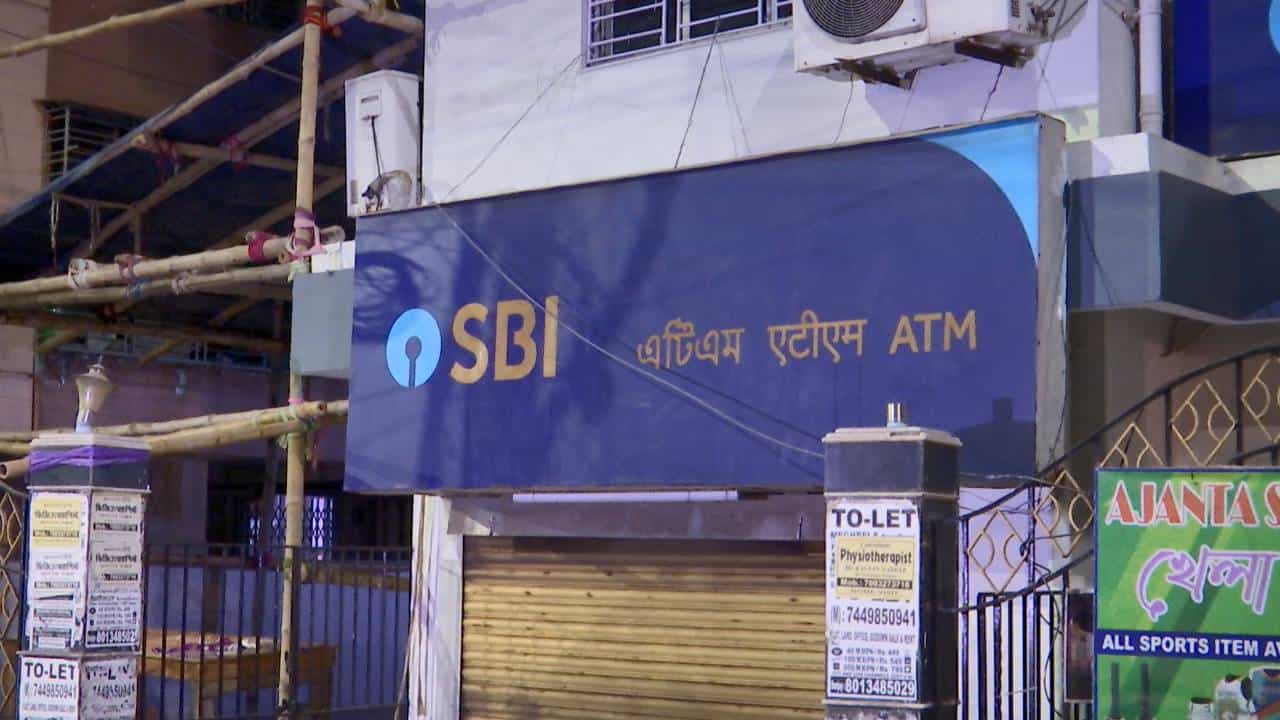 ATM থেকে টাকা তুলতে গিয়েই সব শেষ! খাস কলকাতায় মাথায় হাত গ্রাহকদের, গায়েব লক্ষ লক্ষ টাকা ATM থেকে টাকা তুলতে গিয়েই সব শেষ! খাস কলকাতায় মাথায় হাত গ্রাহকদের, গায়েব লক্ষ লক্ষ টাকা