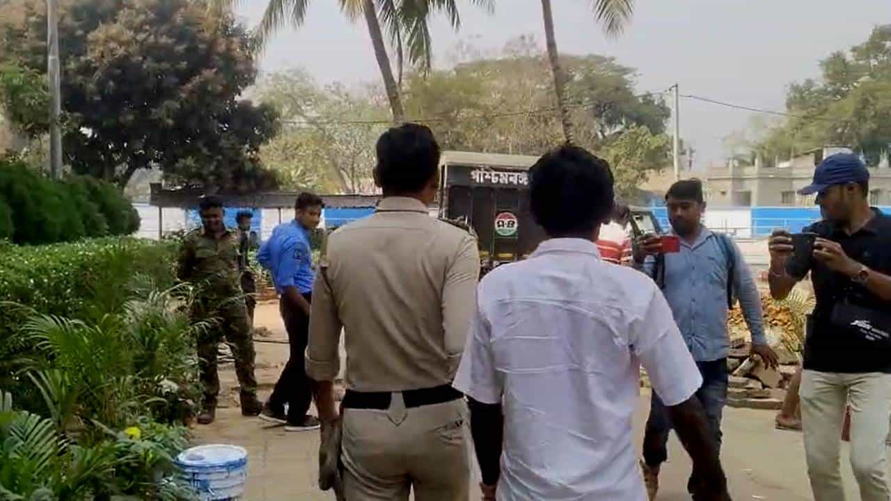 Paschim Medinipur: মাঠে না গেলে জুটবে না ভাত! বাড়ি ফিরে যুবতী মেয়ের অবস্থা দেখে শিউর উঠলেন পরিবারের সদস্যরা Paschim Medinipur: মাঠে না গেলে জুটবে না ভাত! বাড়ি ফিরে যুবতী মেয়ের অবস্থা দেখে শিউর উঠলেন পরিবারের সদস্যরা