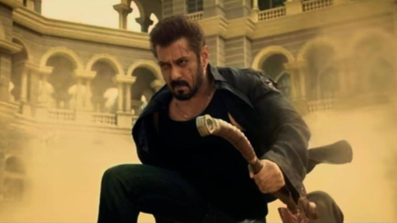 সলমনের হাতে ধারালো অস্ত্র, শত্রু নিধনে রাস্তায় ছুটছেন ভাইজান! সে এক ভয়ঙ্কর দৃশ্য