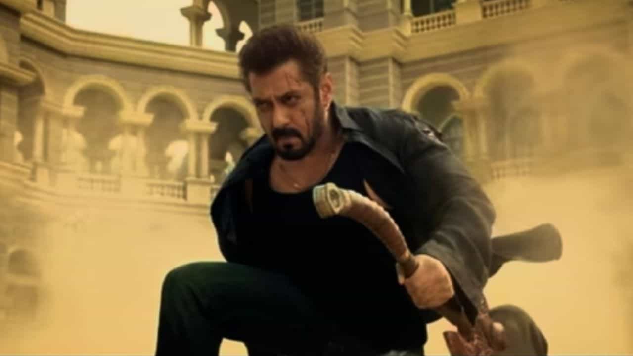 সলমনের হাতে ধারালো অস্ত্র, শত্রু নিধনে রাস্তায় ছুটছেন ভাইজান! সে এক ভয়ঙ্কর দৃশ্য সলমনের হাতে ধারালো অস্ত্র, শত্রু নিধনে রাস্তায় ছুটছেন ভাইজান! সে এক ভয়ঙ্কর দৃশ্য