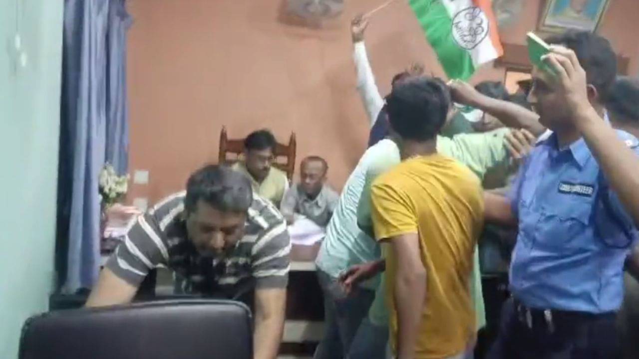 Santipur: বিক্ষোভের নামে সরকারি অফিস ভাঙচুর, চেয়ার ছোড়াছুড়ি, অভিযুক্ত TMC