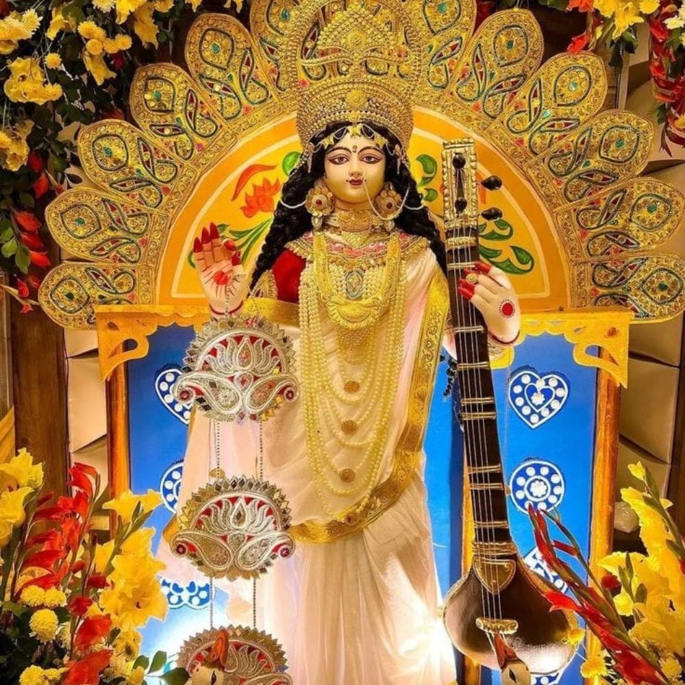 সব গুছিয়ে নেওয়ার পর পলাশ ফুল, গাঁদা ফুল, আমপল্লব দিয়ে সরস্বতী পুজোর মন্ত্রপাঠ করে পুষ্পাঞ্জলি দিতে হয়। এরপর দেবীকে ভোগ নিবেদন করতে হয়। 
