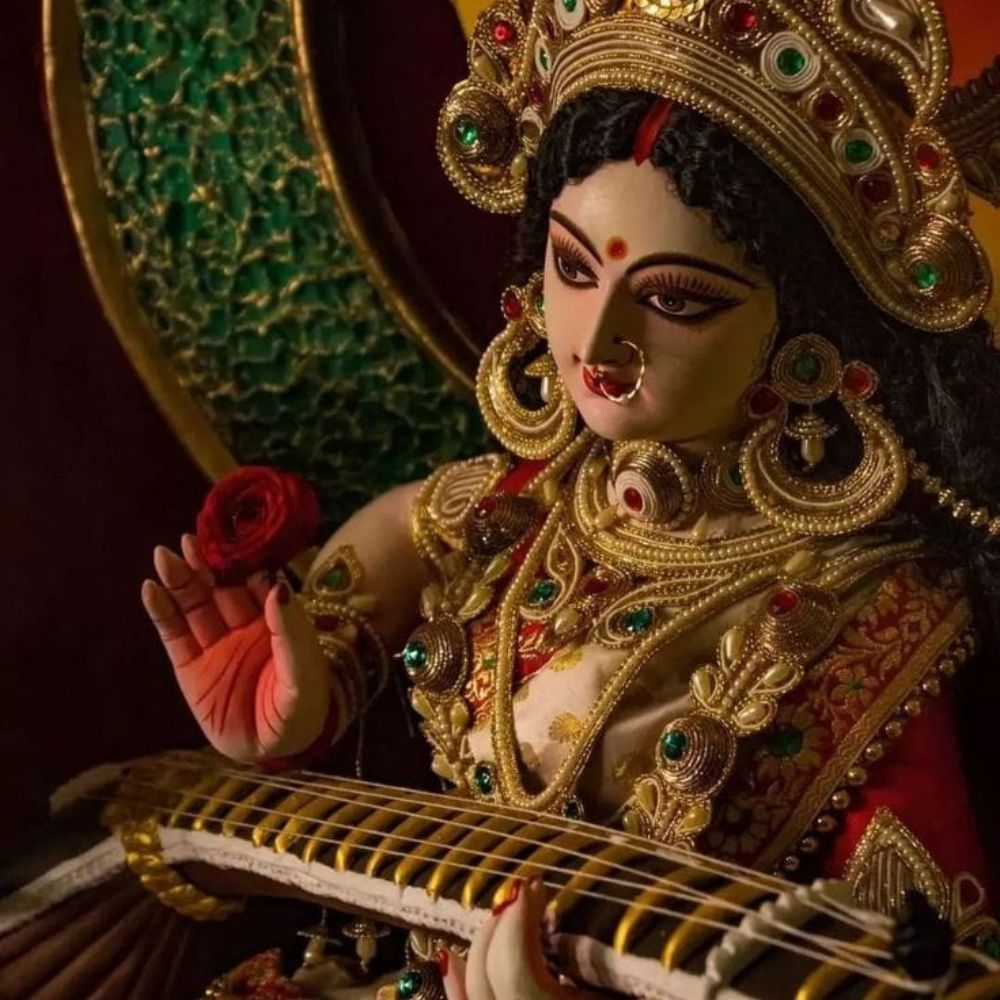 স্নানের পর শুদ্ধ বস্ত্র পরা প্রয়োজন। যে স্থানে পুজো করবেন, সেখানে একটি পিঁড়ির উপর সাদা কাপড় পেতে সরস্বতীর মূর্তি স্থাপন করুতে হবে। মূর্তি না থাকলে সরস্বতী দেবীর ছবিও রাখতে পারেন।

