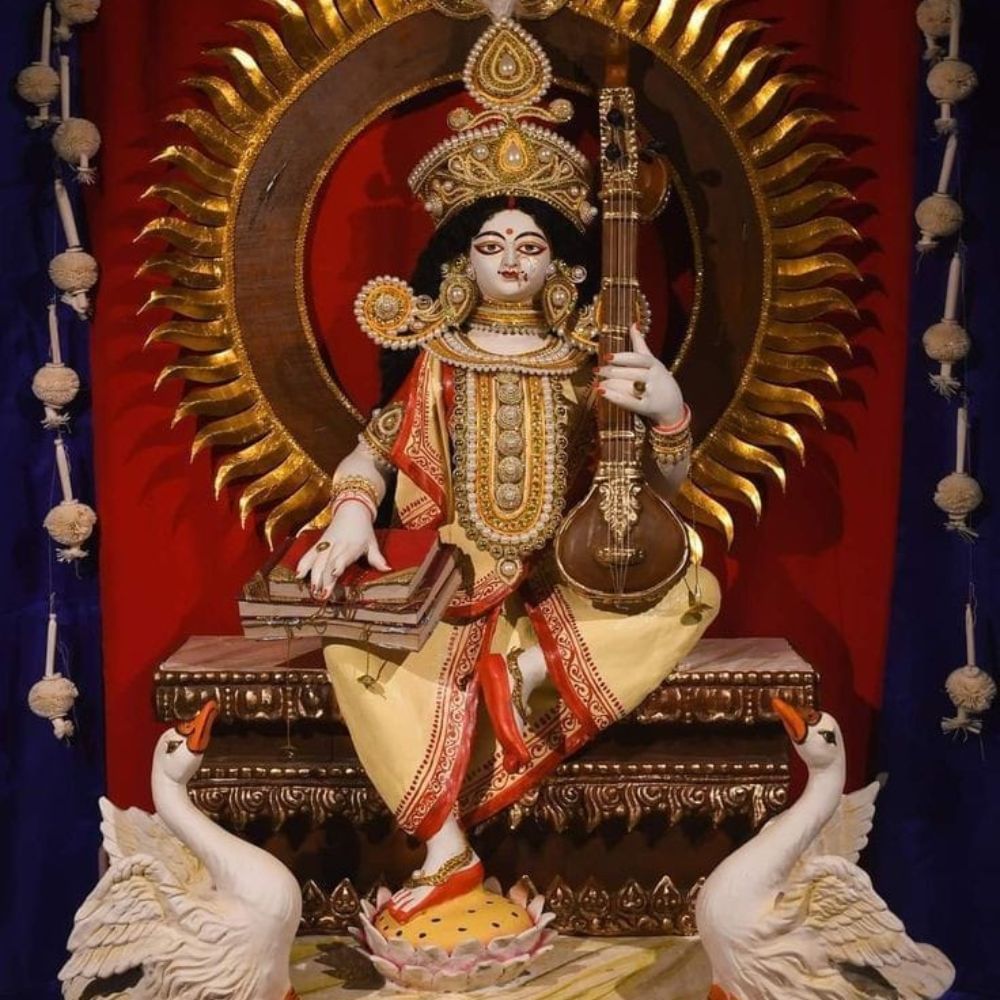 সরস্বতী পুজোর ফলের থালায় কুল রাখতে হয়। এ ছাড়াও দেবী সরস্বতীর সামনে পড়ার বই, ডায়েরি পেন ও বিভিন্ন বাদ্যযন্ত্র রাখতে হয়।
