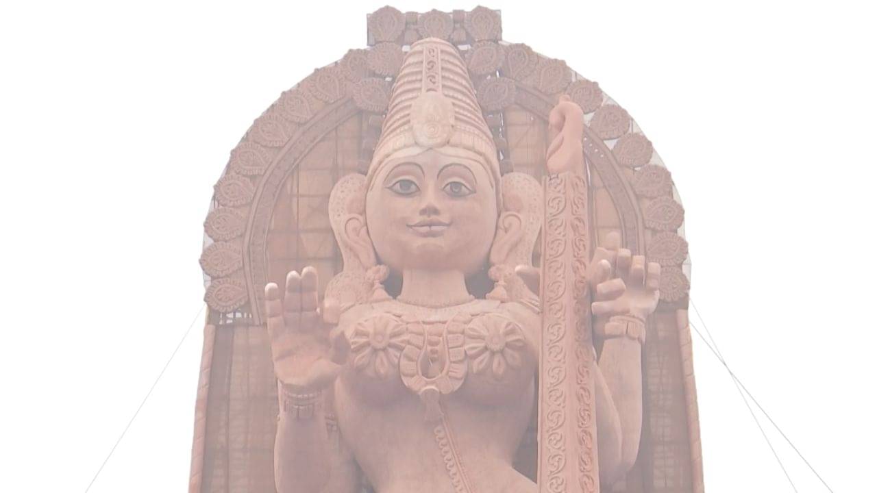 Saraswati Puja 2025: ১১১ ফুটের সরস্বতী দেখতে কাতারে-কাতারে লোকের ভিড় মহেশতলায়