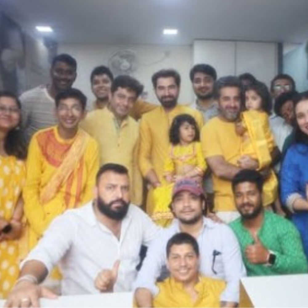 হলুদ পোশাকে সেজে পরিবার ও টিমের সঙ্গে সরস্বতী আরাধনায় মাতলেন টলিউড সুপারস্টার জিৎ। Photo: Instagram