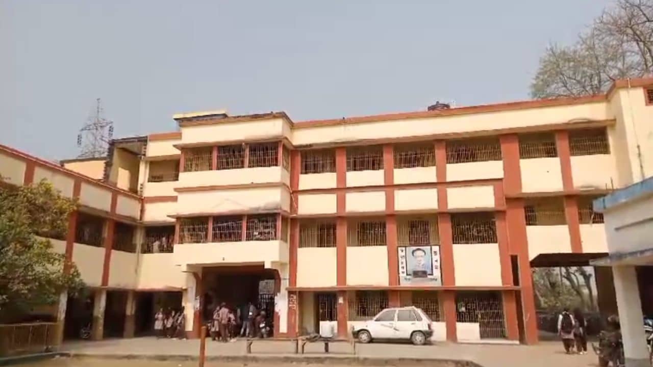 School: রুটিন নিয়ে গণ্ডগোল, স্কুলের ভিতরেই মেরে হেডমাস্টারের পা ভেঙে দিলেন আর এক শিক্ষক