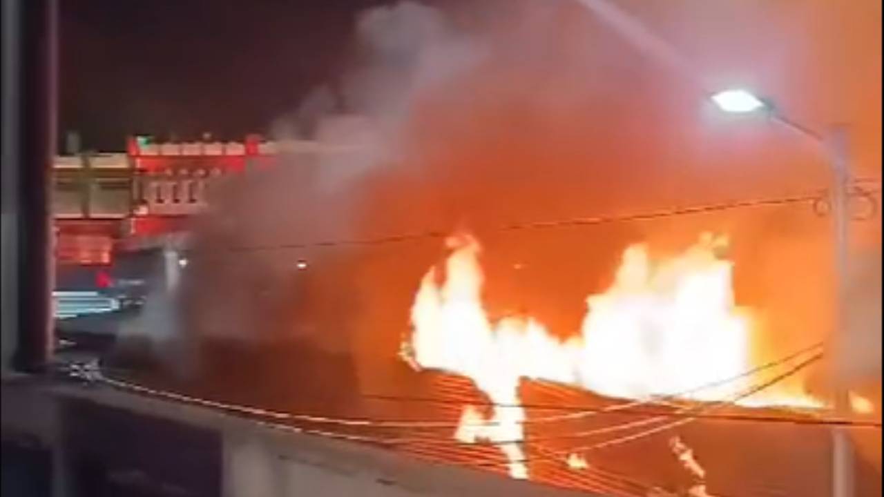 Fire in Kolkata: শিয়ালদহ স্টেশনের কাছে বিধ্বংসী আগুন, ঘটনাস্থলে দমকলের ৫টি ইঞ্জিন