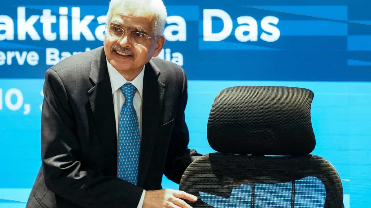 Shaktikanta Das: RBI-এর ঘর থেকে প্রধানমন্ত্রীর দফতরে! কাজ করবেন মোদীর সঙ্গে, বড় দায়িত্ব পেলেন শক্তিকান্ত দাস Shaktikanta Das: RBI-এর ঘর থেকে প্রধানমন্ত্রীর দফতরে! কাজ করবেন মোদীর সঙ্গে, বড় দায়িত্ব পেলেন শক্তিকান্ত দাস
