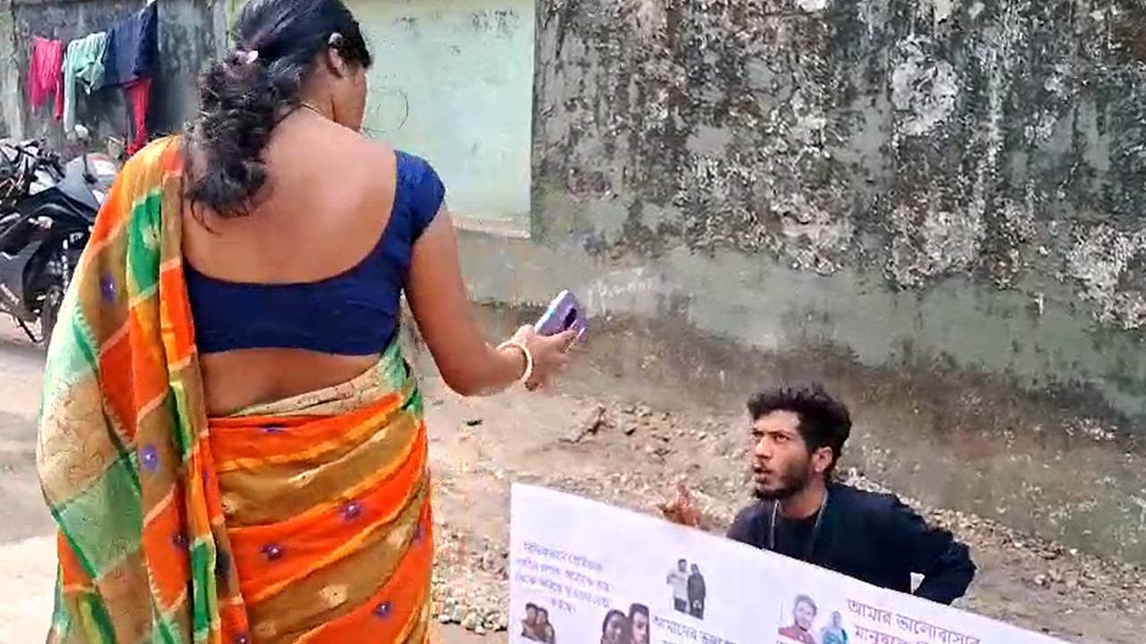 Siliguri: বিয়ে করতেই হবে! প্রেমিকার বাড়ির সামনে প্রেমিকারই অন্তরঙ্গ মুহূর্তের ছবি নিয়ে ধরনা যুবকের, ছুটে এল পুলিশ