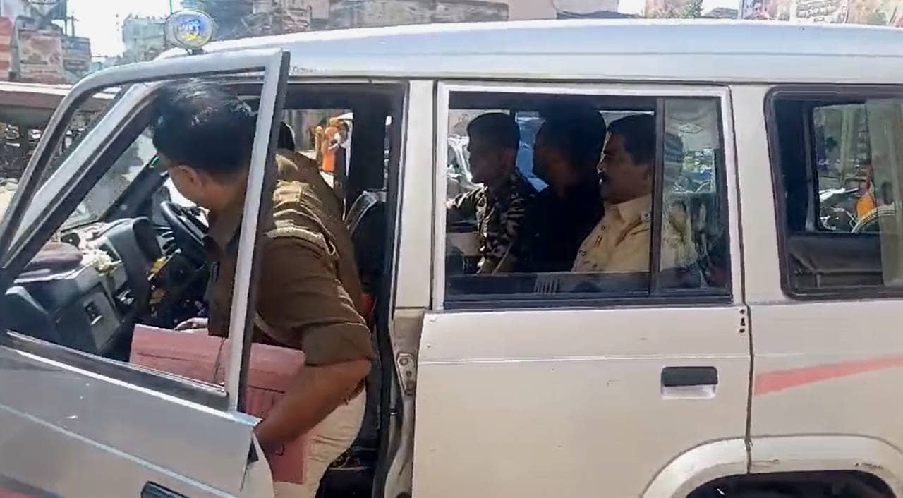 Singur: টাকা দাও, নাহলেই সব ছবি পোস্ট করে দেব! ‘গার্লফ্রেন্ডের’ থেকে ২ লক্ষ হাতিয়ে শ্রীঘরে প্রেমিক