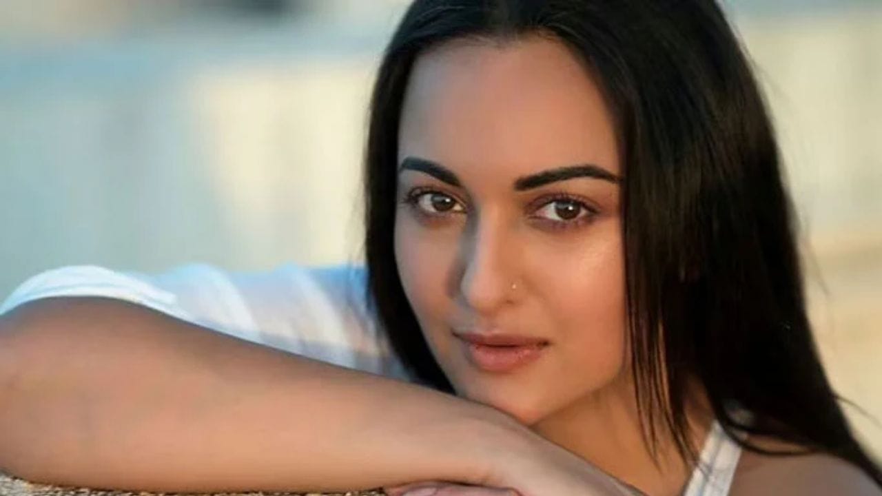 বাড়ি বিক্রি করলেন সোনাক্ষী! কত টাকায় জানেন? বাড়ি বিক্রি করলেন সোনাক্ষী! কত টাকায় জানেন?