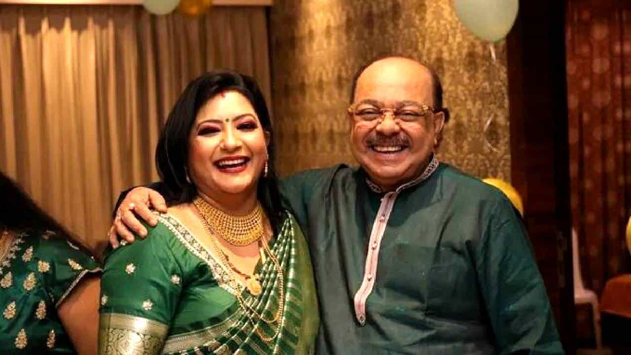 Sovan-Baisakhi: শোভনকে বৈশাখীর মেয়ে কেন ‘দুষ্টু’ বলে ডাকে জানেন? Sovan-Baisakhi: শোভনকে বৈশাখীর মেয়ে কেন ‘দুষ্টু’ বলে ডাকে জানেন?