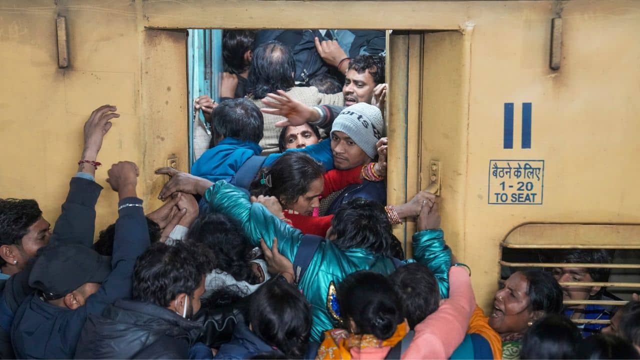 Delhi Stampede Update: ২ ঘণ্টায় ৯৬০০ জেনারেল টিকিট বিক্রি! আর ট্রেন কটা? বিপদ সবটা বুঝেও চুপ ছিল রেল?