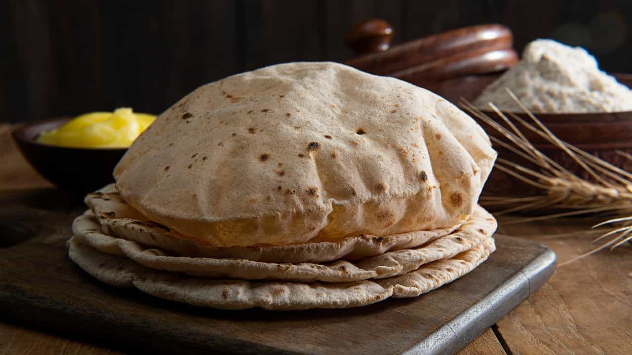 Soft Roti Making: রুটি কিছুতেই নরম হচ্ছে না? এই পদ্ধতিতে করে দেখবেন নাকি! Soft Roti Making: রুটি কিছুতেই নরম হচ্ছে না? এই পদ্ধতিতে করে দেখবেন নাকি!