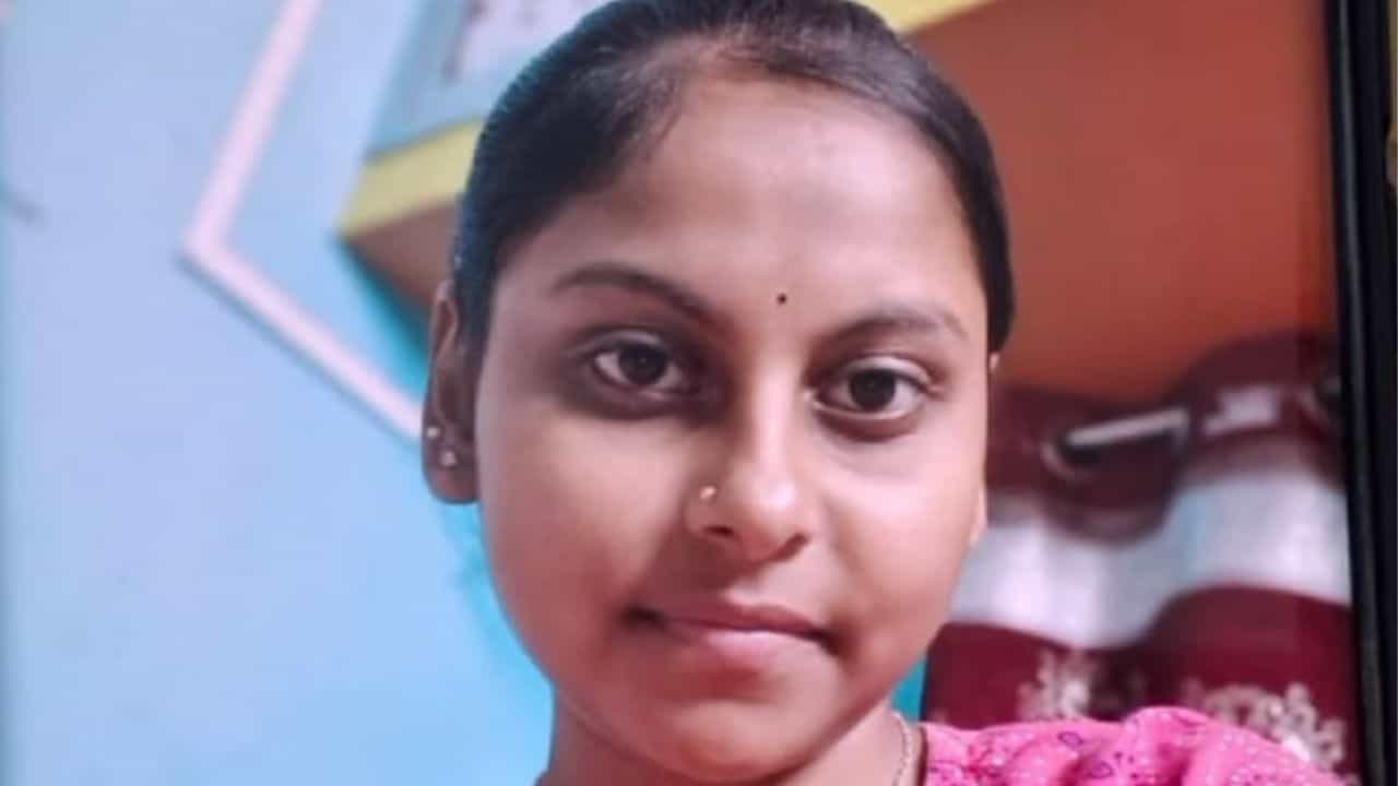 Madhyamik examination: পড়াশোনা নিয়ে বকেছিল বাবা, অভিমানে অ্যাসিড খেয়ে আত্মহত্যা পনেরো বছরের মনীষার Madhyamik examination: পড়াশোনা নিয়ে বকেছিল বাবা, অভিমানে অ্যাসিড খেয়ে আত্মহত্যা পনেরো বছরের মনীষার