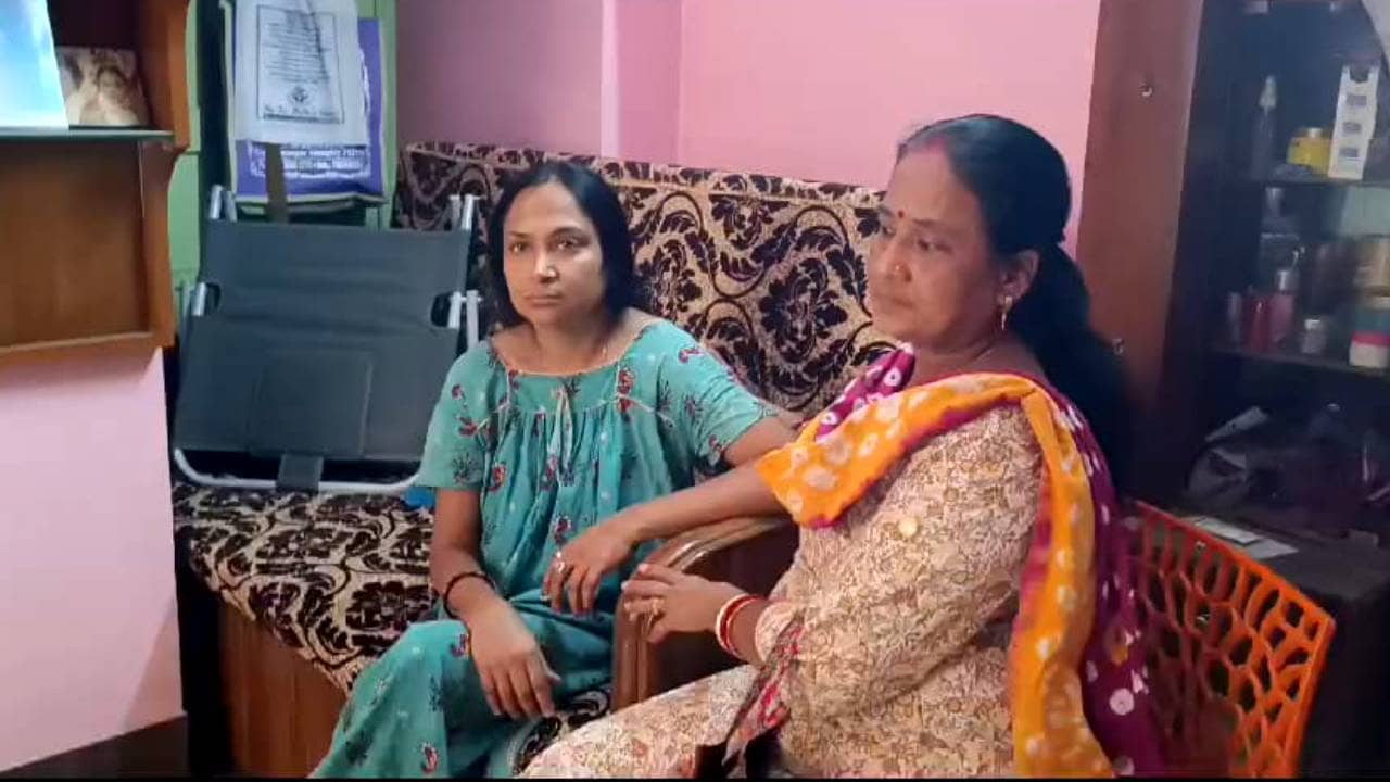 Panagarh case: রবিবার গভীর রাতে মেয়ের সঙ্গে ঠিক কী হয়েছিল? বাড়িতে গিয়ে সুতন্দ্রার মাকে কী বলে এলেন পুলিশের বড় কর্তারা?